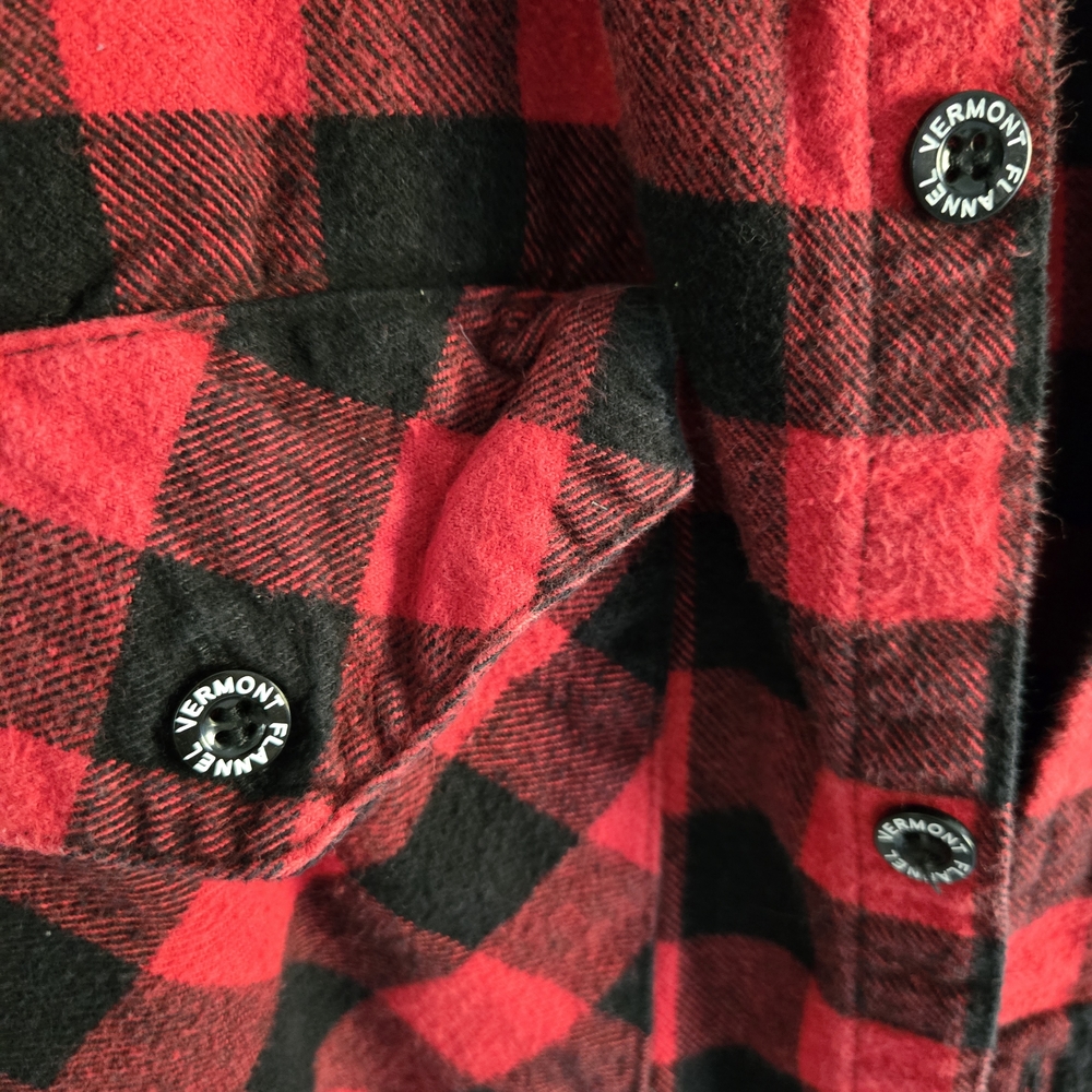 Men's Red and Black Buffalo Plaid Button Down Vermont Flannel Shirt Size Small - Picture 3 of 4